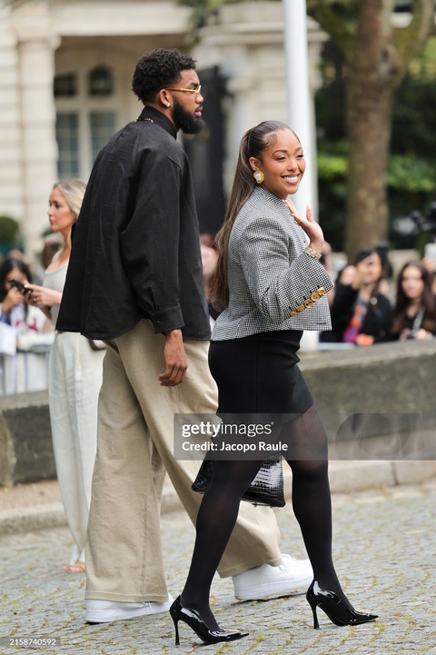 Người mẫu Jordyn Woods thể hiện thần thái sang trọng, tự tin trong một cách phối đồ khéo léo. Chiếc áo khoác sọc caro nhí lịch sự, phối cùng váy ngắn đen và quần tất đen khéo khoe đường cong vòng ba, phối cùng giày cao gót ton-sur-ton, tạo lên tổng thể bắt mắt. Người mẫu Jordyn Woods thể hiện thần thái sang trọng, tự tin trong cách phối đồ khéo léo. Chiếc áo khoác sọc caro nhí lịch sự, phối cùng váy ngắn đen và quần tất đen khéo khoe đường cong vòng ba, phối cùng giày cao gót ton-sur-ton, tạo lên tổng thể bắt mắt.