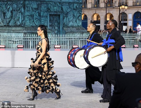 Katy Perry 'nude' trọn trong mẫu váy như... hàng rào chắn cỏ- Ảnh 4. Cô nàng giữ thần thái và sự thu hút trong từng bước đi, biến màn xuất hiện của mình trở thành điểm nhấn lớn nhất tại sự kiện kỷ niệm của tạp chí Vogue