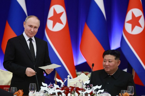 Tổng thống Putin gửi thư cảm ơn ông Kim Jong Un- Ảnh 1. Tổng thống Putin (trái) phát biểu trong tiệc chiêu đãi do nhà lãnh đạo Triều Tiên Kim Jong Un chủ trì ngày 19-6 - Ảnh: REUTERS