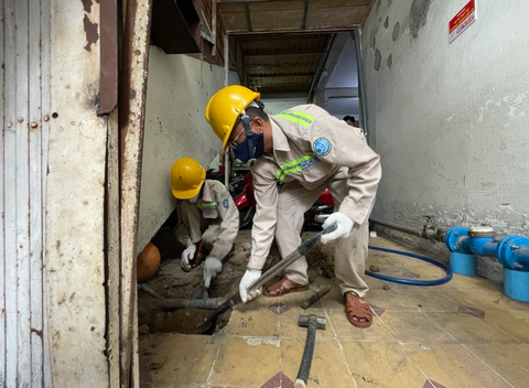 Trám lấp giếng khoan tại quận Tân Phú, TP.HCM - Ảnh: LÊ PHAN Trám lấp giếng khoan tại quận Tân Phú, TP.HCM - Ảnh: LÊ PHAN