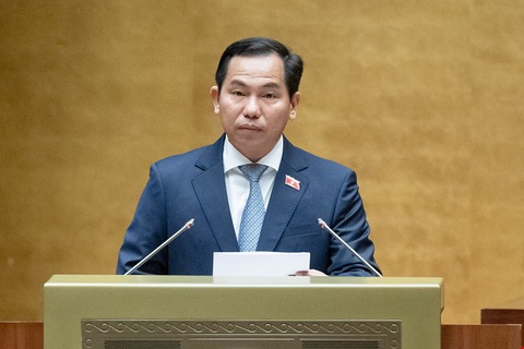 Quốc hội yêu cầu Bộ Giáo dục và nhiều địa phương nộp ngân sách các khoản chi không đúng quy định- Ảnh 1. Chủ nhiệm Ủy ban Tài chính - Ngân sách của Quốc hội Lê Quang Mạnh trình bày báo cáo giải trình, tiếp thu, chỉnh lý dự thảo nghị quyết về phê chuẩn quyết toán ngân sách nhà nước năm 2022 - Ảnh: GIA HÂN