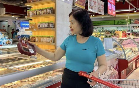Masan MEATLife tăng mạnh cả doanh thu lẫn lợi nhuận nhờ thịt mát tiêu thụ tốt- Ảnh 2. Người tiêu dùng chọn mua thịt ủ mát tại siêu thị