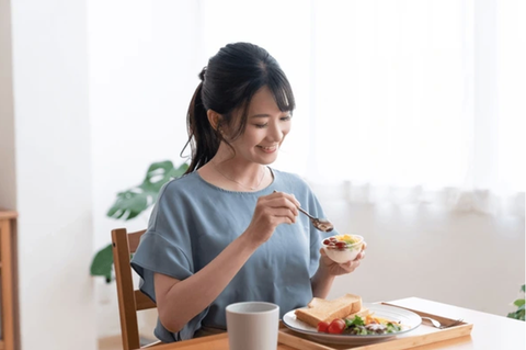 Người 'nhịn ăn gián đoạn' có thể gặp biến chứng tim mạch, huyết áp- Ảnh 2. Bỏ bữa sáng có thể liên quan đến bệnh tim mạch và tử vong, do đó nên cân nhắc khi áp dụng nhịn ăn gián đoạn - Ảnh: Shutterstock