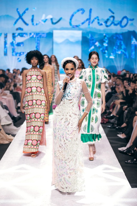 Ở phần kết màn trình diễn, Toni Ann Singh - Hoa hậu Thế giới 2019 gây ấn tượng mạnh khi xuất hiện trong tà áo dài Việt Nam, thể hiện ca khúc Hello Việt Nam. Sự thân thiện cùng giọng hát đẹp của Toni gây dấu ấn. Ở phần kết màn trình diễn, Toni Ann Singh - Hoa hậu Thế giới 2019 gây ấn tượng mạnh khi xuất hiện trong tà áo dài Việt Nam, thể hiện ca khúc Hello Vietnam. Sự thân thiện cùng giọng hát đẹp của Toni gây dấu ấn mạnh mẽ