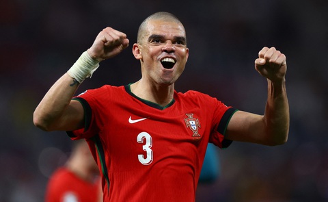 Ronaldo và Pepe miệt mài chinh chiến ở tuổi 40 - Ảnh: REUTERS Pepe miệt mài chinh chiến ở tuổi 40 - Ảnh: REUTERS