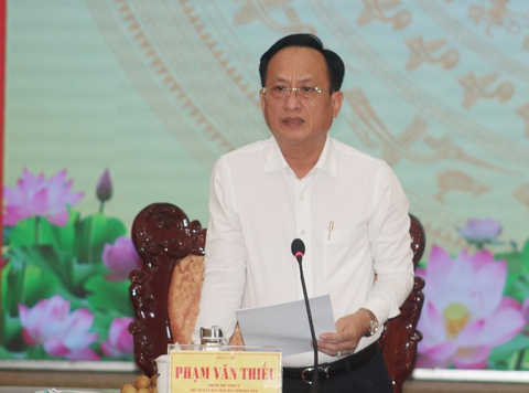 Thành viên phòng chống lụt bão ra khỏi tỉnh Bạc Liêu phải báo cáo chủ tịch UBND tỉnh- Ảnh 1. Chủ tịch UBND tỉnh Bạc Liêu Phạm Văn Thiều phát biểu tại buổi họp - Ảnh: TIẾN LUẬN