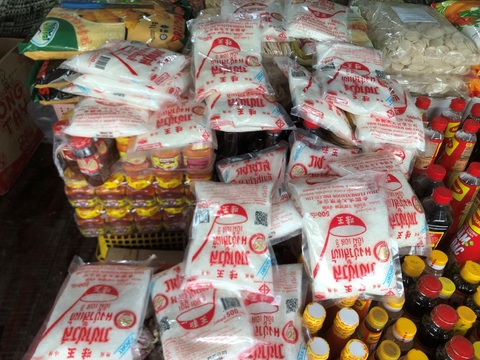 Bột ngọt lậu - lợi bất cập hại- Ảnh 1. Không có bất kỳ thông tin tiếng Việt nào trên bao bì bột ngọt