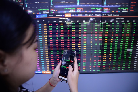 Chứng khoán bất ngờ rơi sâu, một ngành rất nhiều kỳ vọng lại bị 'xả' mạnh- Ảnh 1. Thị trường chứng khoán chịu áp lực bán mạnh trong phiên sáng đầu tuần - Ảnh: QUANG ĐỊNH