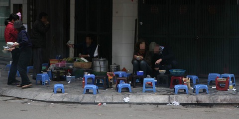 Trả tiền tô phở 50.000 đồng rồi vọt lẹ vì lỡ... nhìn thấy nhà bếp- Ảnh 1. Một hàng ăn bày bán, để vật dụng ăn uống như ống đũa, chai tương ớt dưới lề đường - Ảnh: QUÂN NAM