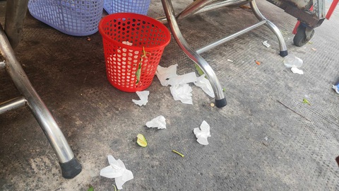 Trả tiền tô phở 50.000 đồng rồi vọt lẹ vì lỡ... nhìn thấy nhà bếp- Ảnh 3. Đi ăn hàng quán ớn nhất là ngồi ăn trên đống xương xẩu, vỏ chanh, khăn giấy - Ảnh: QUÂN NAM