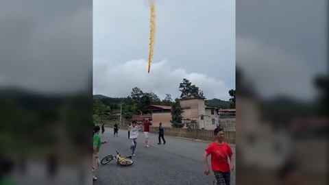 Người dân bỏ chạy tán loạn khi mảnh vỡ tên lửa lao xuống đất- Ảnh 1. Khoảnh khắc mảnh vỡ tên lửa lao thẳng xuống khu dân cư ở Trung Quốc ngày 22-6 - Ảnh: X/@CNSpaceflight