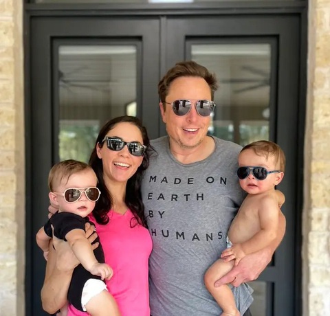 Hình ảnh Elon Musk cùng CEO và hai người con song sinh ra đời năm 2021 - Ảnh: X Hình ảnh Elon Musk cùng CEO Shivon Zilis và hai người con song sinh ra đời năm 2021 - Ảnh: X