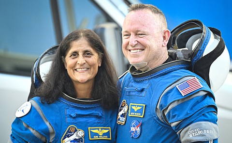 Các phi hành gia NASA của tàu vũ trụ Starliner là Butch Wilmore (phải) và Suni Williams (trái) chụp ảnh tại Trung tâm Vũ trụ Kennedy, bang Florida, vào ngày 5-6 - Ảnh: AFP Các phi hành gia NASA của tàu vũ trụ Starliner là Butch Wilmore (phải) và Suni Williams (trái) chụp ảnh tại Trung tâm Vũ trụ Kennedy, bang Florida, vào ngày 5-6 - Ảnh: AFP