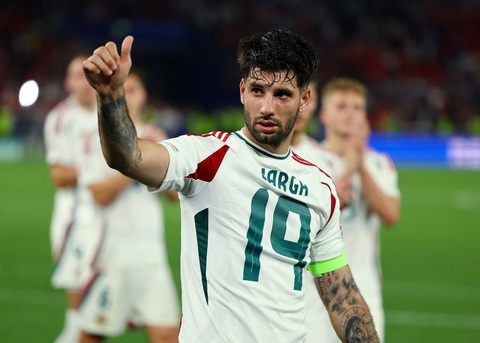Tiền đạo Hungary bất tỉnh sau cú va chạm tại Euro 2024, đội trưởng Szoboszlai rơi nước mắt- Ảnh 5. Dominik Szoboszlai đã mặc lên người chiếc áo của Varga - Ảnh: REUTERS