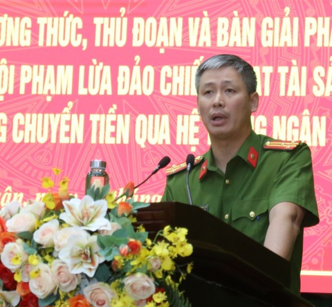 Chủ tịch huyện Nhơn Trạch bị lừa 171 tỉ đồng: tội phạm chuyển tiền qua hơn 60 tài khoản- Ảnh 3. Thượng tá Nguyễn Hoàng Hà - phó trưởng Phòng 3, Cục Cảnh sát hình sự (Bộ Công an) - phát biểu tại hội nghị - Ảnh: ĐỨC TRONG