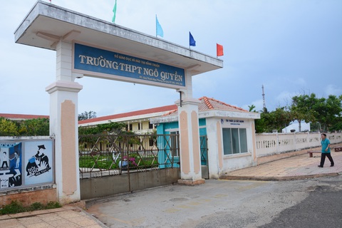 Vì sao điểm trúng tuyển vào lớp 10 ở đảo Phú Quý thấp?- Ảnh 1. Trường THPT Ngô Quyền ở đảo Phú Quý, tỉnh Bình Thuận - Ảnh: ĐỨC TRONG
