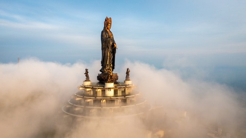 Núi Bà Đen - điểm đến hành hương hàng đầu Nam bộ- Ảnh 2. Tượng Phật Bà Tây Bổ Đà Sơn ngự tọa tại vị trí cao nhất trên đỉnh núi Bà Đen