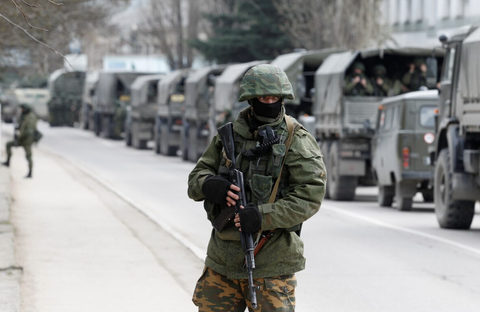 Vì sao Ukraine tấn công Crimea lúc này?- Ảnh 1. Xe quân sự gần một chốt biên phòng của Ukraine ở thị trấn Balaclava, thuộc Crimea - Ảnh tư liệu: REUTERS