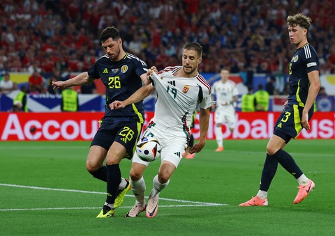 Tiền đạo Hungary bất tỉnh sau cú va chạm tại Euro 2024, đội trưởng Szoboszlai rơi nước mắt- Ảnh 1. Tiền đạo Barnabas Varga (áo trắng) trong trận gặp Scotland - Ảnh: REUTERS
