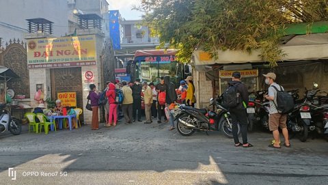 'Xe dù bến cóc' nói hoài vẫn không dẹp được, tại sao?- Ảnh 1. Nhà xe Đại Ngân đón trả khách cạnh Trường tiểu học Huỳnh Kiến Hoa, quận 5, TP.HCM, dù người dân đã nhiều lần phản ánh nhưng tình trạng này vẫn tiếp diễn - Ảnh: TR.D.