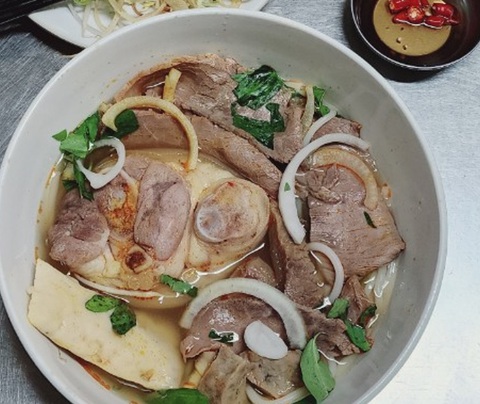 Quán bún bò Huế bán 500 tô mỗi ngày, Michelin chọn, chủ quán ‘có nhầm không’?- Ảnh 5. Bún bò Huế ở đây có giá dao động 30.000 - 65.000 đồng - Ảnh: CN