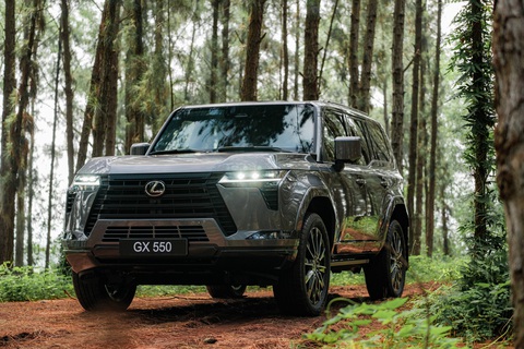 Lexus GX 550 ra mắt Việt Nam: Giá từ 6,2 tỉ, đại lý báo số lượng rất giới hạn- Ảnh 3. Đầu xe vẫn gây ấn tượng với lưới tản nhiệt con suốt đặc trưng, nhưng nay đã có dạng hình khối mới. Đèn sử dụng công nghệ LED toàn bộ, có tính năng bật tắt pha và điều chỉnh góc chiếu tự động. Điểm nhấn vẫn là dải đèn định vị ban ngày đặc trưng.
