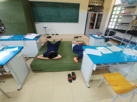 101 cách nạp kiến thức mùa thi của sĩ tử- Ảnh 1. Thiên thời địa lợi nhân hòa thế kia mà kiến thức không chịu vào đầu nữa thì cũng chịu.