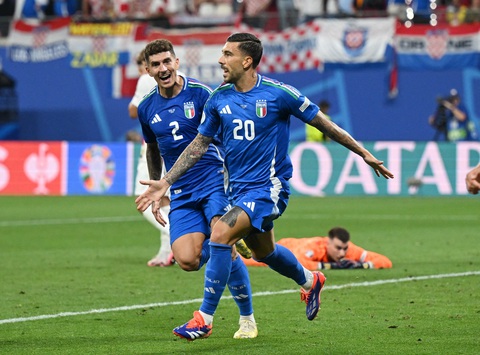 Tuyển Ý đi tiếp nhờ bàn gỡ hòa ở phút bù giờ thứ 8 trước Croatia- Ảnh 1. Tuyển Ý nối bước Tây Ban Nha vào vòng 16 đội Euro 2024 - Ảnh: REUTERS