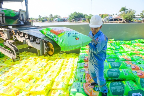 Nhiều đại biểu Quốc hội và chuyên gia cho rằng việc áp mức 5% thuế VAT với phân bón sẽ làm tăng gánh nặng cho nông dân - Ảnh: QUANG ĐỊNH Nhiều đại biểu Quốc hội và chuyên gia cho rằng việc áp mức 5% thuế VAT với phân bón sẽ làm tăng gánh nặng cho nông dân - Ảnh: QUANG ĐỊNH