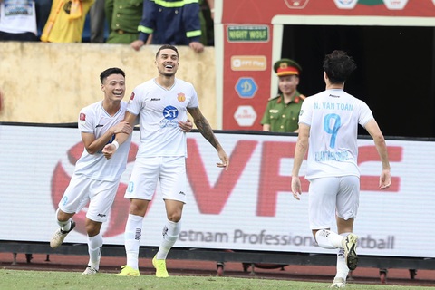 Đánh bại Khánh Hòa 5-1, Nam Định lần đầu lên ngôi ở V-League- Ảnh 1. Cầu thủ Nam Định ăn mừng bàn thắng vào lưới Khánh Hòa - Ảnh: HOÀNG TÙNG