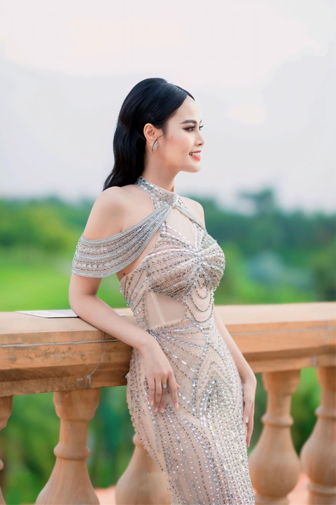 Vân Hà - người đẹp duyên dáng của các giải golf đẳng cấp- Ảnh 10. Với niềm đam mê và cống hiến cho nghề, sôi nổi, linh hoạt, tinh tế trên sân khấu suốt nhiều năm qua thì ngoài đời MC Vân Hà vẫn là cô gái nhẹ nhàng và khiêm tốn trước người đối diện. Dù trên sân khấu hay ngoài sân golf, MC Vân Hà luôn là người truyền cảm hứng cho những người xung quanh.