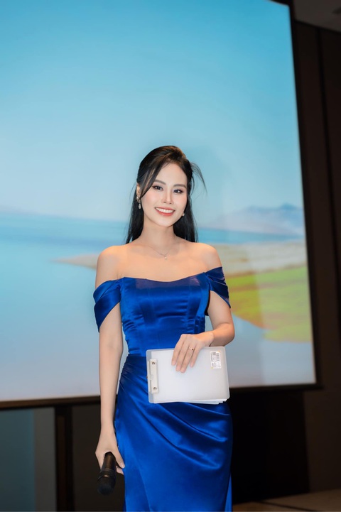 Vân Hà - người đẹp duyên dáng của các giải golf đẳng cấp- Ảnh 5. Cô tiếp tục tạo dấu ấn mới khi vượt qua được các thử thách, đòi hỏi cao về kỹ năng tương tác trực tiếp, ứng biến ngôn ngữ một cách linh hoạt, kéo dài nhiều giờ đồng hồ trên sóng truyền hình của chương trình SCJ TV Shopping - Đài truyền hình kỹ thuật số SCTV để trở thành MC chính thức.