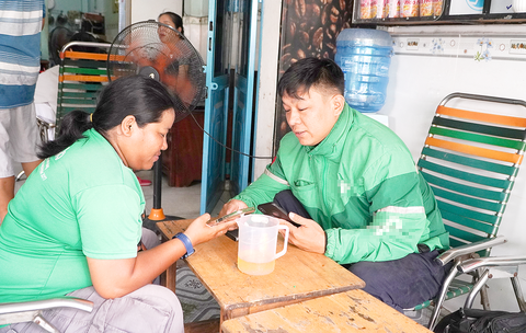 Anh Thắng và chị Hạnh trò chuyện rôm rả bên ly trà đá miễn phí Anh Thắng và chị Hạnh trò chuyện rôm rả bên ly trà đá miễn phí
