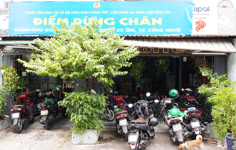 Điểm dừng chân tại phường Bình Trị Đông đông khách vào giữa trưa Điểm dừng chân tại phường Bình Trị Đông đông khách vào giữa trưa