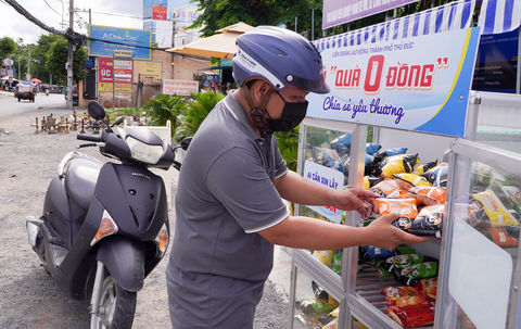 Anh Lê Hữu Thắng đã có những người bạn mới là xe ôm công nghệ khi nghỉ ngơi ở điểm dừng chân này - Ảnh: AN VI Anh Lê Hữu Thắng đã có những người bạn mới là xe ôm công nghệ khi nghỉ ngơi ở điểm dừng chân này - Ảnh: AN VI