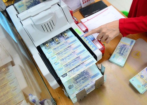 Người dân gửi số tiền tiết kiệm kỷ lục vào ngân hàng: 6,67 triệu tỉ đồng- Ảnh 1. Theo Ngân hàng Nhà nước, người dân vẫn gửi thêm tiền tiết kiệm vào ngân hàng - Ảnh: QUANG ĐỊNH