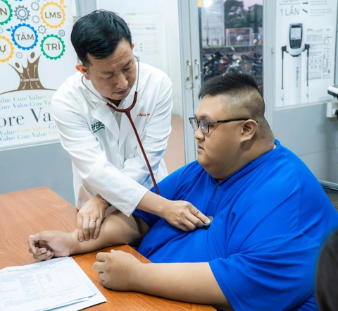 Siêu béo giảm cân - hành trình sinh tử - Kỳ 3: Chữa béo phì cũng cần 'chữa lành'- Ảnh 6. Béo phì từ nhỏ khiến Trọng Nhân đối mặt với tất cả những vấn đề về sức khỏe - Ảnh: FBNV