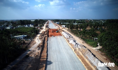 Bà Rịa - Vũng Tàu: Thành lập TP Phú Mỹ, sáp nhập hai huyện Long Điền và Đất Đỏ thành Long Đất- Ảnh 1. Cao tốc Biên Hòa - Vũng Tàu, đoạn đi qua thị xã Phú Mỹ đang được đẩy nhanh thi công - Ảnh: ĐÔNG HÀ