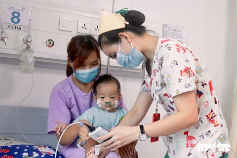 Trẻ nhỏ bị ù tai, giảm thính lực vì bị viêm tai giữa- Ảnh 1. Viêm tai giữa là bệnh lý phổ biến ở trẻ em, thường xảy ra sau đợt viêm mũi họng cấp do nhiễm siêu vi, hay nhiễm trùng, dị ứng... - Ảnh: XUÂN MAI