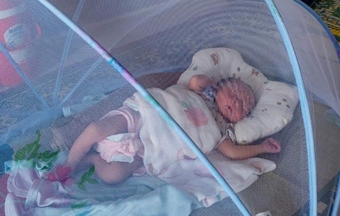 Cháu bé bị bỏ rơi khóc ngặt vì đói sữa bên vệ đường- Ảnh 1. Cháu bé bị bỏ rơi bên vệ đường được chính quyền địa phương phát thông báo tìm người thân - Ảnh: P.PHƯƠNG