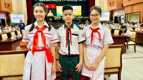 Cô hiệu trưởng viết thư khen, lấy tiền túi làm học bổng tặng cho học trò- Ảnh 2. Cô hiệu trưởng viết thư khen, lấy tiền túi làm học bổng tặng cho học trò- Ảnh 2.