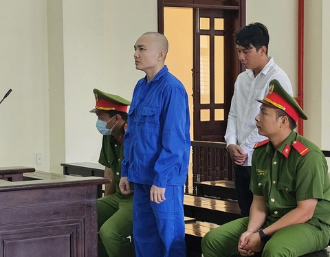 Lãnh án chung thân vì đâm chết người khi đi đòi nợ giúp- Ảnh 1. Phương nghe tuyên án chung thân vì giết người trong quá trình đi đòi nợ giúp người khác - Ảnh: AN LONG