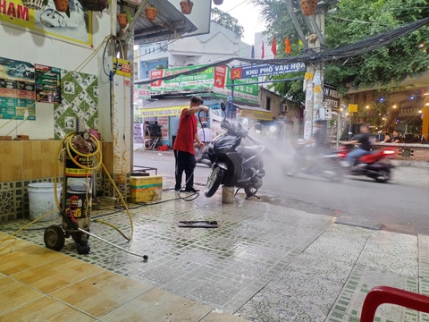 Tiệm rửa xe bắn nước tung tóe vào người đi đường, thải chất bẩn xuống cống- Ảnh 1. Một tiệm rửa xe trên đường Nguyễn Tư Giản, phường 12, quận Gò Vấp xịt nước tung tóe khiến nhiều người đi đường khó chịu - Ảnh: SONG KHUÊ