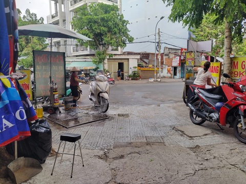 Tiệm rửa xe bắn nước tung tóe vào người đi đường, thải chất bẩn xuống cống- Ảnh 4. Tiệm rửa xe sát lề làm bắn nước gây phiền hà cho người đi đường - Ảnh: SONG KHUÊ