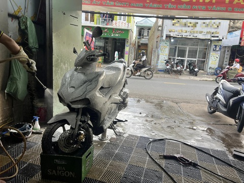 Tiệm rửa xe bắn nước tung tóe vào người đi đường, thải chất bẩn xuống cống- Ảnh 6. Một tiệm rửa xe bọt tuyết trên đường số 8, phường Linh Xuân, TP Thủ Đức xả xà bông, nước thải lênh láng ra đường - Ảnh: AN VI