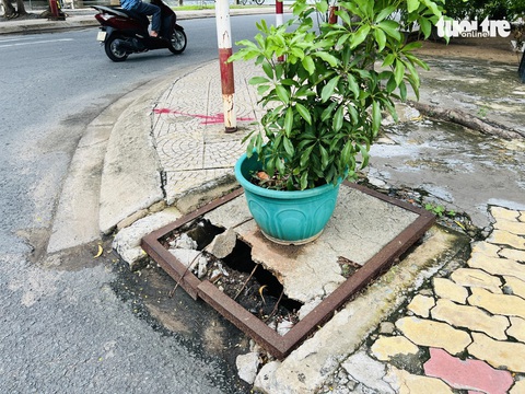 Những miệng cống trơ trọi chực chờ bẫy người đi đường- Ảnh 5. Miệng cống đường Lê Hữu Kiều, phường Bình Trưng Tây, TP Thủ Đức đã xuống cấp còn phải