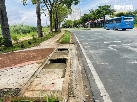 Những miệng cống trơ trọi chực chờ bẫy người đi đường- Ảnh 6. Hai nắp cống trên đường Nguyễn Du trong Đại học Quốc gia TP.HCM đã hư, những nắp bên cạnh cũng đang xuống cấp - Ảnh: XUÂN ĐOÀN