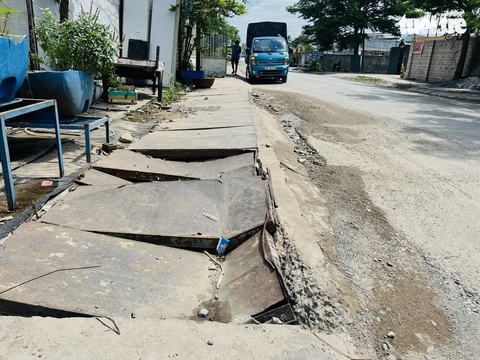 Những miệng cống trơ trọi chực chờ bẫy người đi đường- Ảnh 9. Những nắp cống bằng kim loại trên đường 30-4, TP Dĩ An đã biến dạng - Ảnh: XUÂN ĐOÀN