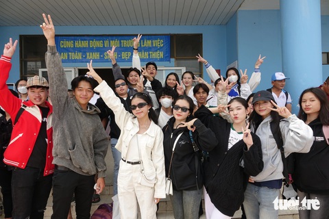 138 thí sinh huyện đảo Kiên Giang vượt biển vào đất liền thi tốt nghiệp THPT- Ảnh 1. Các em học sinh lớp 12 ở Nam Du, Hòn Sơn (huyện Kiên Hải) thể hiện tinh thần quyết tâm thi đậu tốt nghiệp THPT năm 2024 - Ảnh: CHÍ CÔNG