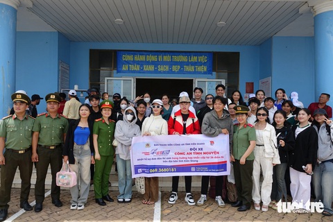 138 thí sinh huyện đảo Kiên Giang vượt biển vào đất liền thi tốt nghiệp THPT- Ảnh 2. Các thí sinh chụp ảnh lưu niệm với anh chị Ban thanh niên Công an tỉnh Kiên Giang - Ảnh: CHÍ CÔNG